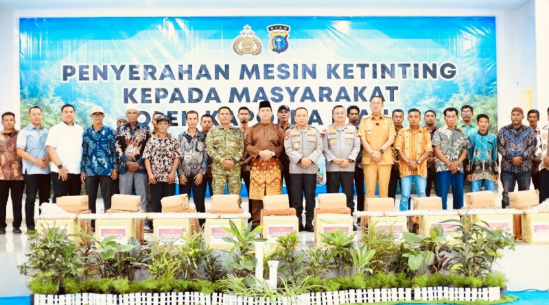 Kapolda Riau, Irjen Herry Heryawan, secara simbolis menyerahkan bantuan 20 unit mesin ketinting kepada para nelayan di Desa Bokor, Kecamatan Rangsang Barat. Langkah nyata ini dilakukan untuk mendorong produktivitas nelayan sekaligus memperkuat ketahanan ekonomi di wilayah Kepulauan Meranti, Selasa (31/3/2026). (Foto: Humas Polda Riau)