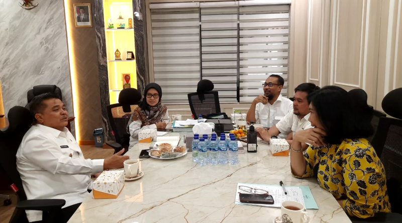 Bupati Agam Ir. H. Benni Warlis, MM Dt Tan Batuah menjelaskan rencana percepatan pemulihan 1.604 hektare lahan sawah pascabencana Sabtu (28/2/2026). Kabupaten Agam menerima alokasi Rp28,3 miliar dari Kementerian Pertanian untuk mendukung produktivitas petani dan ketahanan pangan daerah. (Foto: @benniwarlis/Diskominfo Agam)