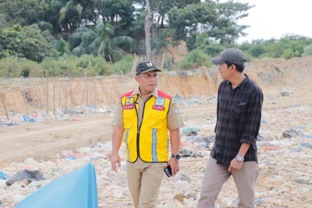 Dinas Lingkungan Hidup (DLH) Kabupaten Aceh Barat melalui Kepala DLH Kurdi menggencarkan program penghijauan melalui penanaman pohon di kawasan Tempat Pembuangan Akhir (TPA), Sabtu (28/2/2026) (Foto: IST)