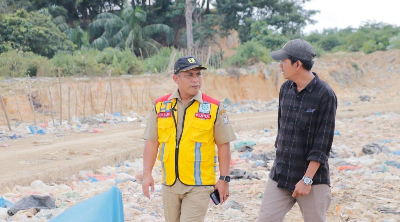 Dinas Lingkungan Hidup (DLH) Kabupaten Aceh Barat melalui Kepala DLH Kurdi menggencarkan program penghijauan melalui penanaman pohon di kawasan Tempat Pembuangan Akhir (TPA), Sabtu (28/2/2026) (Foto: IST)