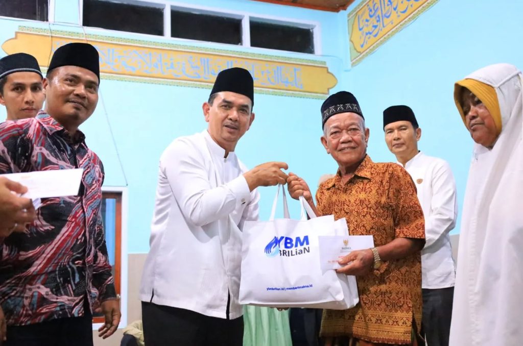 Wakil Bupati Pasaman H. Parulian menyerahkan bantuan hibah secara simbolis sebesar Rp10 juta kepada pengurus Masjid Al Hidayah Tanang Baru, Kecamatan Panti (28/02). Selain bantuan pembangunan masjid, Pemkab Pasaman juga menyalurkan zakat BAZNAS untuk lansia melalui program Pasaman Peduli. (Foto: Prokopim Pasaman)