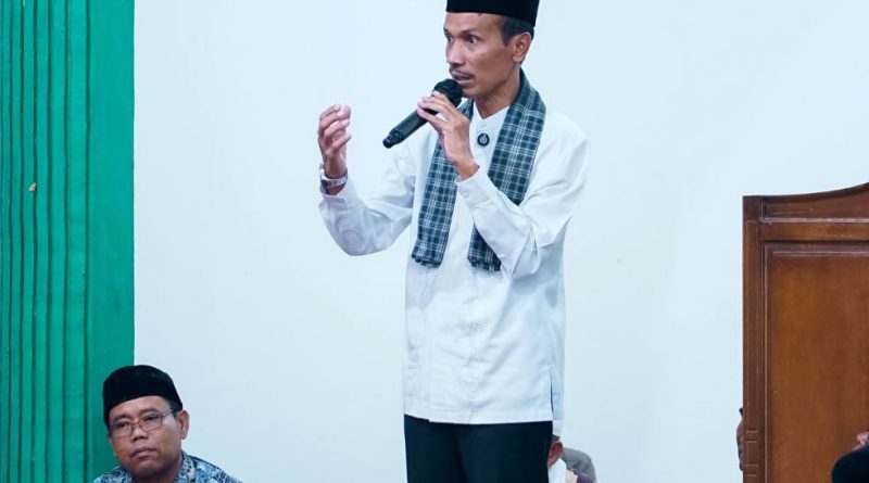 Wakil Bupati Solok Selatan H. Yulian Efi saat memaparkan rencana pembangunan infrastruktur senilai Rp9,5 miliar dalam Safari Ramadhan di Masjid At Taqwa, Nagari Dusun Tangah (28/2/2026). Proyek ini difokuskan pada pembenahan jalan dan pemberdayaan ekonomi masyarakat di kawasan transmigrasi. (Foto: Pemkab Solok Selatan)