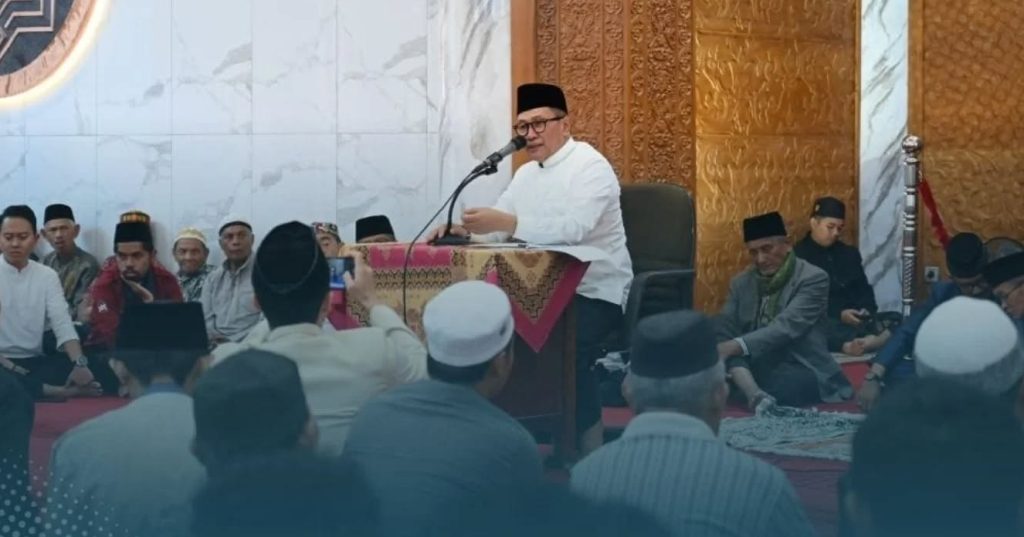 Wali Kota Bukittinggi Ramlan Nurmatias memaparkan program strategis pemerintah kota saat memimpin Tim Safari Ramadhan (TSR) 1 di Masjid Jami’ Mandiangin, Sabtu (28/02/2026). Program unggulan meliputi layanan kesehatan antar-jemput gratis bagi warga serta penanganan sampah melalui teknologi TPST modern. (Foto: Pemkot Bukittinggi)