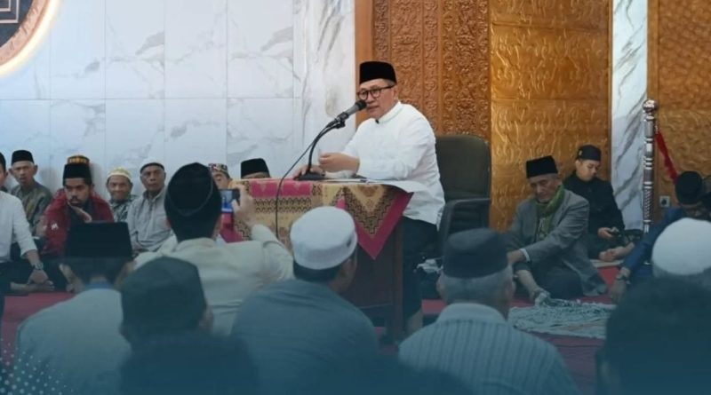 Wali Kota Bukittinggi Ramlan Nurmatias memaparkan program strategis pemerintah kota saat memimpin Tim Safari Ramadhan (TSR) 1 di Masjid Jami’ Mandiangin, Sabtu (28/02/2026). Program unggulan meliputi layanan kesehatan antar-jemput gratis bagi warga serta penanganan sampah melalui teknologi TPST modern. (Foto: Pemkot Bukittinggi)