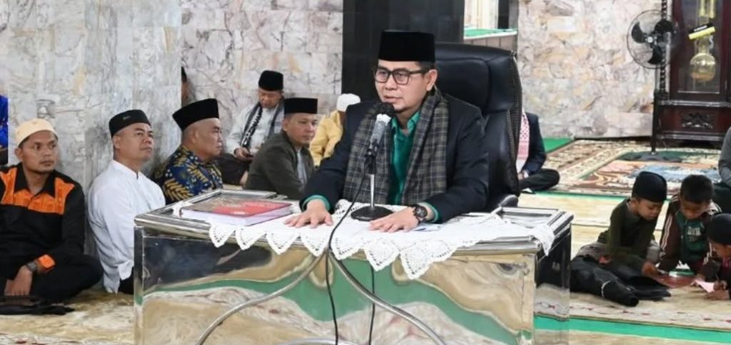 Wakil Wali Kota Bukittinggi Ibnu Asis saat menjadi penceramah saat meluncurkan Gerakan Shalat Subuh Berjamaah di Masjid Agung Tangah Sawah,Sabtu (28/2/2026). Program Surau Gemilang ini melibatkan ribuan siswa SD dan SMP yang didampingi orang tua untuk melaksanakan ibadah di 172 masjid/mushala se-Kota Bukittinggi. (Foto: Pemkot Bukittinggi)