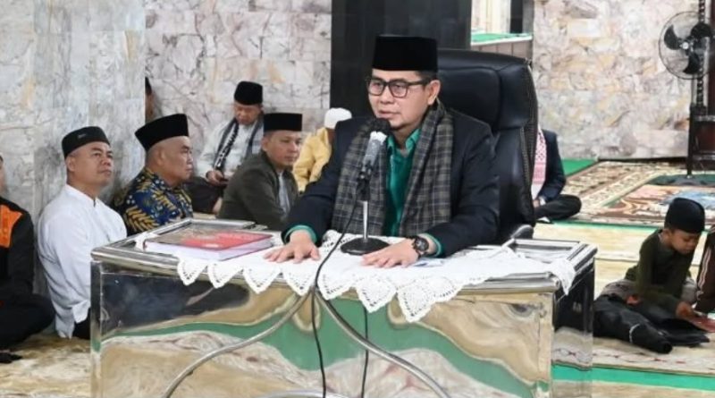Wakil Wali Kota Bukittinggi Ibnu Asis saat menjadi penceramah saat meluncurkan Gerakan Shalat Subuh Berjamaah di Masjid Agung Tangah Sawah,Sabtu (28/2/2026). Program Surau Gemilang ini melibatkan ribuan siswa SD dan SMP yang didampingi orang tua untuk melaksanakan ibadah di 172 masjid/mushala se-Kota Bukittinggi. (Foto: Pemkot Bukittinggi)