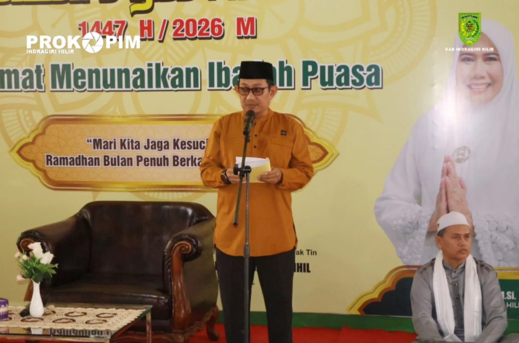 Asisten III Setda Inhil, Fadillah, saat membacakan sambutan Bupati H. Herman dalam acara buka puasa bersama di Kedaton Tua, Tembilahan, Sabtu (28/2/2026). Kegiatan ini bertujuan untuk mempererat kebersamaan antara jajaran Pemerintah Kabupaten Indragiri Hilir dengan masyarakat di bulan suci Ramadhan. (Foto: Prokopim Kabupaten Inhil/@ade_putra1983)