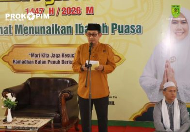 Asisten III Setda Inhil, Fadillah, saat membacakan sambutan Bupati H. Herman dalam acara buka puasa bersama di Kedaton Tua, Tembilahan, Sabtu (28/2/2026). Kegiatan ini bertujuan untuk mempererat kebersamaan antara jajaran Pemerintah Kabupaten Indragiri Hilir dengan masyarakat di bulan suci Ramadhan. (Foto: Prokopim Kabupaten Inhil/@ade_putra1983)