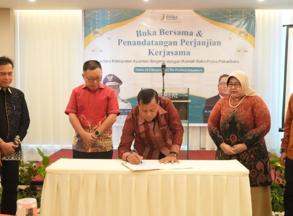 Bupati Kuantan Singingi Dr. H. Suhardiman Amby, M.M. saat menandatangani nota kesepahaman (MoU) kerja sama rujukan pasien UHC dengan manajemen RS Prima Pekanbaru (28/2/2026). Kerja sama ini bertujuan untuk mempermudah warga Kuansing mendapatkan layanan kesehatan rujukan berkualitas tanpa kendala administrasi. (Foto: Kominfo Kuansing)