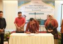 Bupati Kuantan Singingi Dr. H. Suhardiman Amby, M.M. saat menandatangani nota kesepahaman (MoU) kerja sama rujukan pasien UHC dengan manajemen RS Prima Pekanbaru (28/2/2026). Kerja sama ini bertujuan untuk mempermudah warga Kuansing mendapatkan layanan kesehatan rujukan berkualitas tanpa kendala administrasi. (Foto: Kominfo Kuansing)