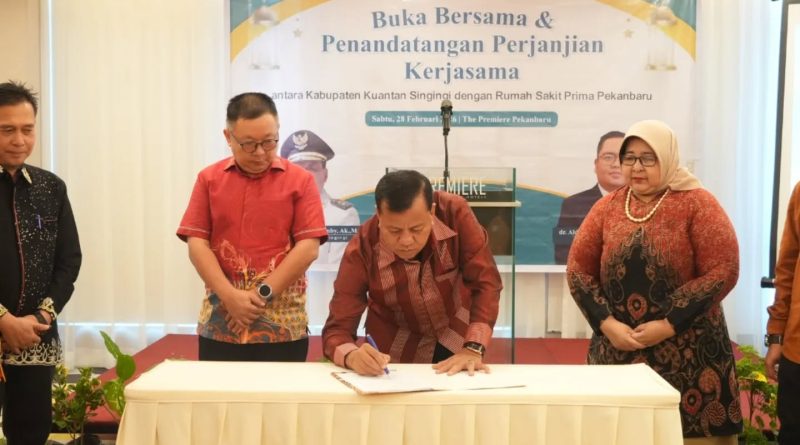 Bupati Kuantan Singingi Dr. H. Suhardiman Amby, M.M. saat menandatangani nota kesepahaman (MoU) kerja sama rujukan pasien UHC dengan manajemen RS Prima Pekanbaru (28/2/2026). Kerja sama ini bertujuan untuk mempermudah warga Kuansing mendapatkan layanan kesehatan rujukan berkualitas tanpa kendala administrasi. (Foto: Kominfo Kuansing)