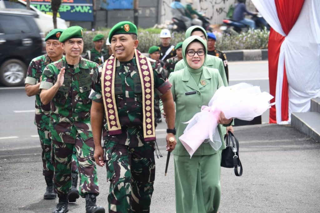 Brigjen TNI Khabib Mahfud, S.I.P., M.M., hadir didampingi Ibu Ketua Persit KCK Koorcab Rem 044, Ibu Vera Khabib Mahfud dalam rangkaian tradisi penyambutan dan pelepasan pejabat Komandan Korem (Danrem) 044/Garuda Dempo, Minggu (1/3/2026) (Foto: IST)