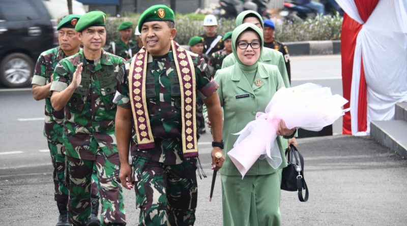Brigjen TNI Khabib Mahfud, S.I.P., M.M., hadir didampingi Ibu Ketua Persit KCK Koorcab Rem 044, Ibu Vera Khabib Mahfud dalam rangkaian tradisi penyambutan dan pelepasan pejabat Komandan Korem (Danrem) 044/Garuda Dempo, Minggu (1/3/2026) (Foto: IST)