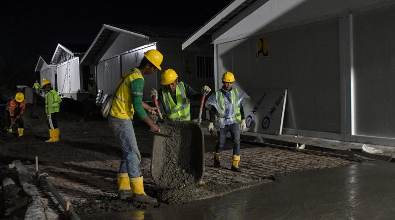 Pekerja menyelesaikan pembangunan hunian sementara (huntara) di Desa Tunyang, Kabupaten Bener Meriah, Aceh, Sabtu (21/2/2026) malam. (Foto: InfoPublik)