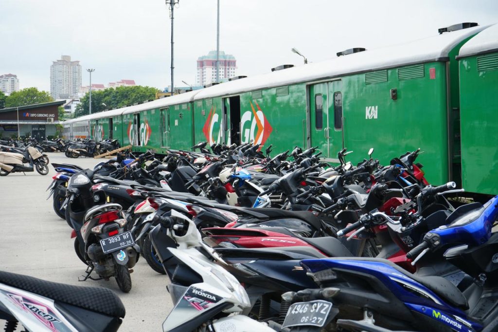 Kementerian Perhubungan melalui Direktorat Jenderal Perkeretaapian (DJKA) kembali menyelenggarakan program Angkutan Motor Gratis dengan Kereta Api (MOTIS) dalam rangka menyambut Hari Raya Idulfitri 1447 H. (Foto Humas Kemenhub)