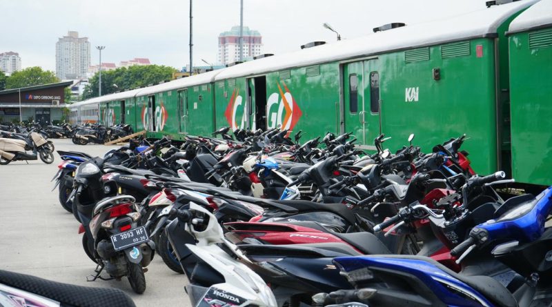 Kementerian Perhubungan melalui Direktorat Jenderal Perkeretaapian (DJKA) kembali menyelenggarakan program Angkutan Motor Gratis dengan Kereta Api (MOTIS) dalam rangka menyambut Hari Raya Idulfitri 1447 H. (Foto Humas Kemenhub)