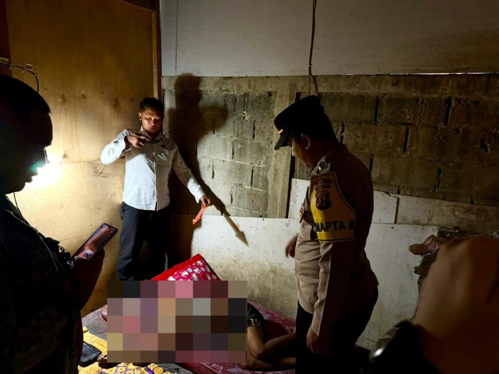 Personel Piket SPKT bersama piket fungsi Polresta Palangka Raya yang dipimpin Pamapta III SPKT Ipda Muhammad Abrar mendatangi tempat kejadian perkara (TKP) penemuan seorang pria dalam keadaan meninggal dunia di Jalan Rajawali Km 5,5 (Warung Indo Kress), Kota Palangka Raya, Senin (2/3/2026) (Foto: IST)