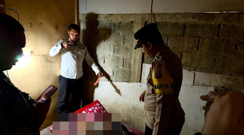 Personel Piket SPKT bersama piket fungsi Polresta Palangka Raya yang dipimpin Pamapta III SPKT Ipda Muhammad Abrar mendatangi tempat kejadian perkara (TKP) penemuan seorang pria dalam keadaan meninggal dunia di Jalan Rajawali Km 5,5 (Warung Indo Kress), Kota Palangka Raya, Senin (2/3/2026) (Foto: IST)