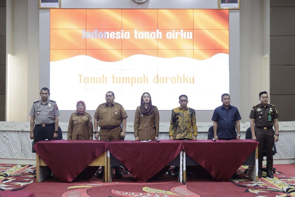 Wakil Ketua DPRD Sumbar Evi Yandri Dt Rajo Budiman foto bersama dengan Pemkab Dharmasraya di Kantor Bupati Dharmasraya (2/3/2026). (Foto: IST)
