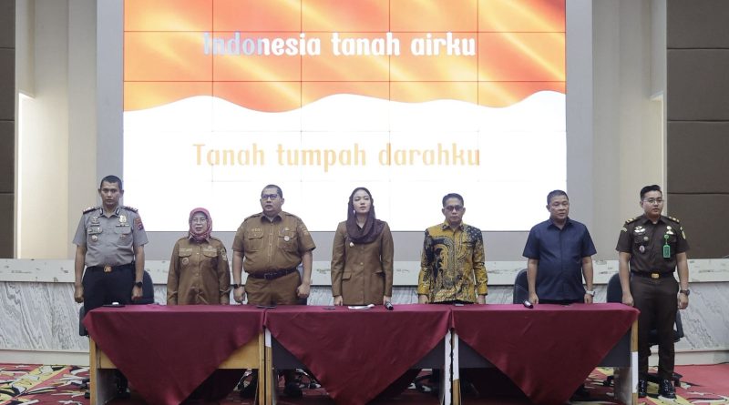 Wakil Ketua DPRD Sumbar Evi Yandri Dt Rajo Budiman foto bersama dengan Pemkab Dharmasraya di Kantor Bupati Dharmasraya (2/3/2026). (Foto: IST)