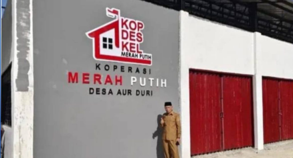 Wakil Wali Kota Sungai Penuh Azhar Hamzah saat memeriksa progres pembangunan gudang Koperasi Merah Putih yang kini mencapai 82 persen, Senin (2/3/2026). (Foto: Diskominfosta Sungai Penuh)