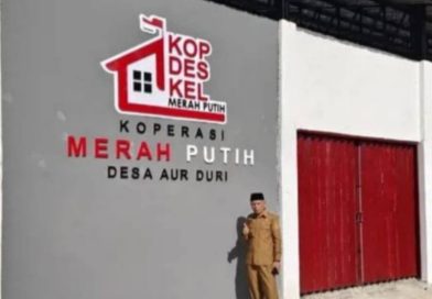 Wakil Wali Kota Sungai Penuh Azhar Hamzah saat memeriksa progres pembangunan gudang Koperasi Merah Putih yang kini mencapai 82 persen, Senin (2/3/2026). (Foto: Diskominfosta Sungai Penuh)