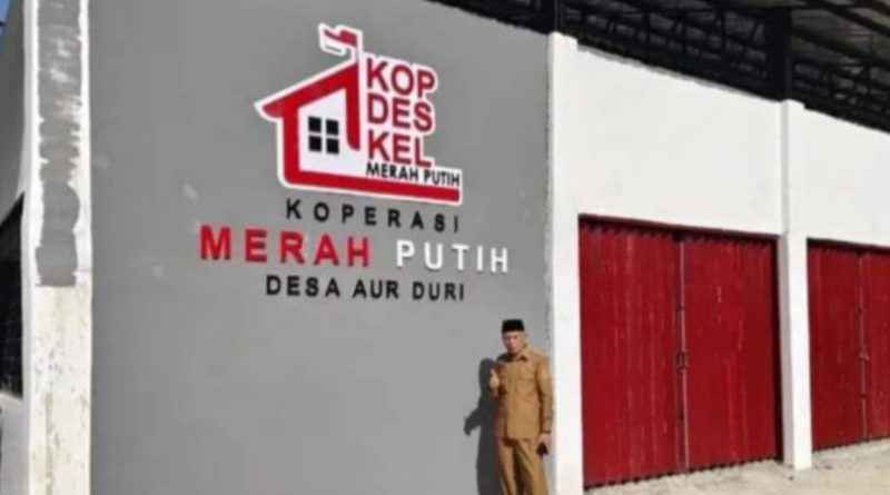 Wakil Wali Kota Sungai Penuh Azhar Hamzah saat memeriksa progres pembangunan gudang Koperasi Merah Putih yang kini mencapai 82 persen, Senin (2/3/2026). (Foto: Diskominfosta Sungai Penuh)