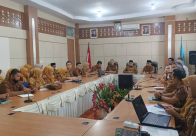 Wakil Wali Kota Sungai Penuh Azhar Hamzah saat memberikan arahan dalam Rakor Evaluasi Kota Layak Anak (KLA) 2026 di Ruang Pola Bappeda, Senin (2/3/2026) (Foto: Diskominfosta Sungai Penuh)