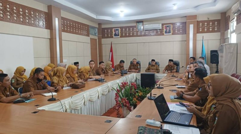 Wakil Wali Kota Sungai Penuh Azhar Hamzah saat memberikan arahan dalam Rakor Evaluasi Kota Layak Anak (KLA) 2026 di Ruang Pola Bappeda, Senin (2/3/2026) (Foto: Diskominfosta Sungai Penuh)