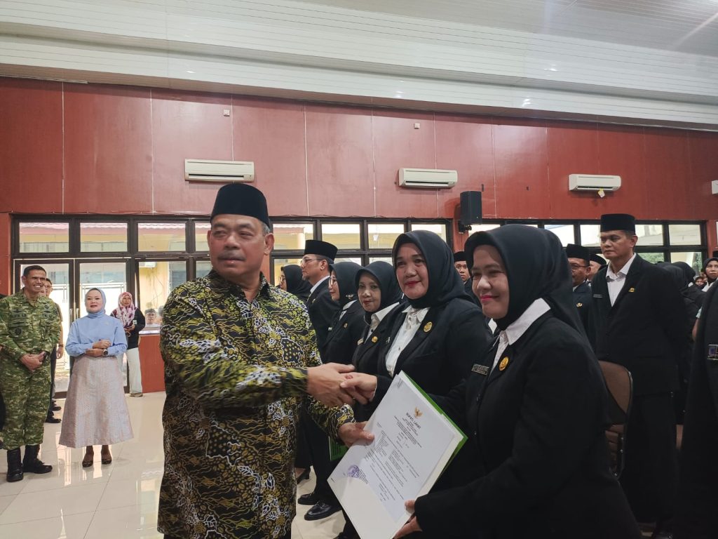 Bupati Lahat Bursah Zarnubi saat menyerah kan SK penugasan kepala sekolah, baik tingkat TK, SD sampai SMP, Senin (2/3/2026). (Foto: IST)