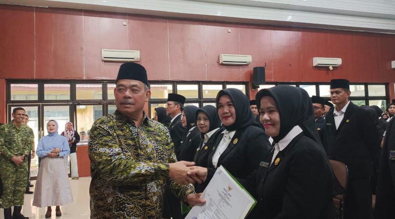 Bupati Lahat Bursah Zarnubi saat menyerah kan SK penugasan kepala sekolah, baik tingkat TK, SD sampai SMP, Senin (2/3/2026). (Foto: IST)