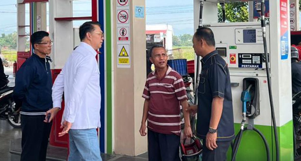 Wakil Bupati Kerinci H. Murison bersama Anggota DPR RI Dr. Syarif Fasha saat melakukan sidak stok dan harga BBM di salah satu SPBU wilayah Kerinci-Sungai Penuh, Senin (2/3/2026). Dari hasil pantauan langsung, ketersediaan Pertalite dipastikan aman dan harga tetap stabil sesuai regulasi menjelang arus mudik Lebaran 1447 H. (Foto: Kominfo Sungai Penuh)