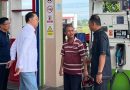 Wakil Bupati Kerinci H. Murison bersama Anggota DPR RI Dr. Syarif Fasha saat melakukan sidak stok dan harga BBM di salah satu SPBU wilayah Kerinci-Sungai Penuh, Senin (2/3/2026). Dari hasil pantauan langsung, ketersediaan Pertalite dipastikan aman dan harga tetap stabil sesuai regulasi menjelang arus mudik Lebaran 1447 H. (Foto: Kominfo Sungai Penuh)