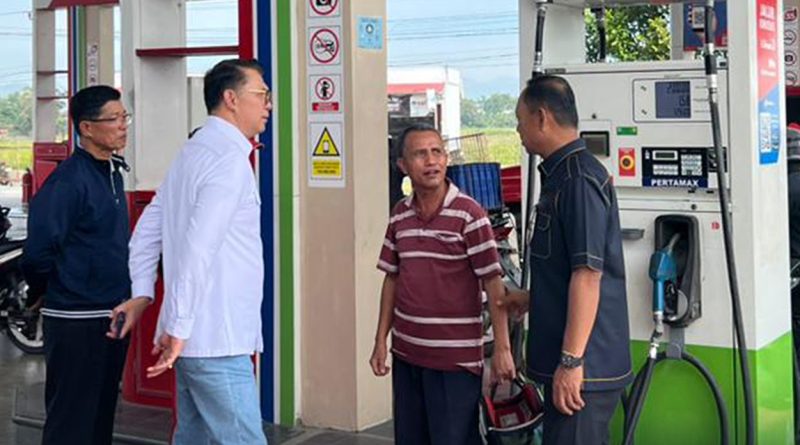 Wakil Bupati Kerinci H. Murison bersama Anggota DPR RI Dr. Syarif Fasha saat melakukan sidak stok dan harga BBM di salah satu SPBU wilayah Kerinci-Sungai Penuh, Senin (2/3/2026). Dari hasil pantauan langsung, ketersediaan Pertalite dipastikan aman dan harga tetap stabil sesuai regulasi menjelang arus mudik Lebaran 1447 H. (Foto: Kominfo Sungai Penuh)