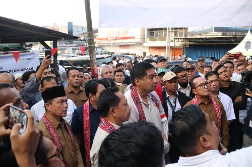 Gubernur Kalimantan Barat Ria Norsan bersama Menteri Perumahan dan Kawasan Permukiman (PKP) Maruarar Sirait serta Mendagri Tito Karnavian melakukan peninjauan langsung terhadap progres penanganan sarana dan prasarana permukiman kumuh di Desa Parit Baru, Kabupaten Kubu Raya, Senin (2/3/2026). (Foto: MC Kalimantan Barat/InfoPublik)
