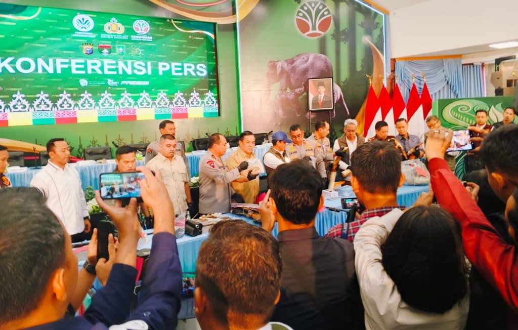 Kepolisian Daerah (Polda) Riau berhasil mengungkap kasus pembunuhan tragis gajah Sumatera yang ditemukan tewas tanpa kepala di Kabupaten Pelalawan, Selasa (3/3/2026) (Foto: Humas Polda Riau)