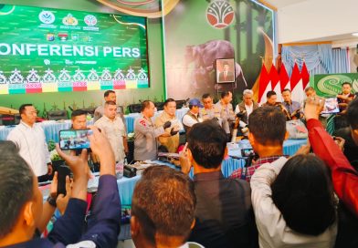 Kepolisian Daerah (Polda) Riau berhasil mengungkap kasus pembunuhan tragis gajah Sumatera yang ditemukan tewas tanpa kepala di Kabupaten Pelalawan, Selasa (3/3/2026) (Foto: Humas Polda Riau)