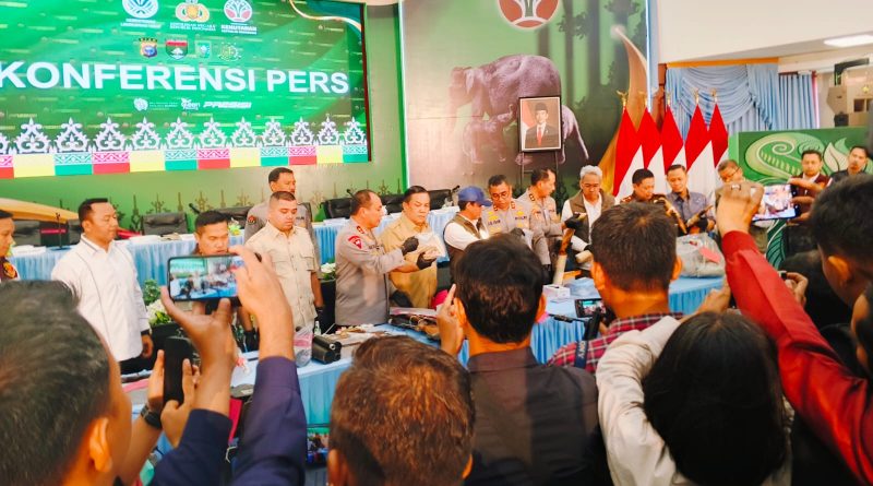 Kepolisian Daerah (Polda) Riau berhasil mengungkap kasus pembunuhan tragis gajah Sumatera yang ditemukan tewas tanpa kepala di Kabupaten Pelalawan, Selasa (3/3/2026) (Foto: Humas Polda Riau)