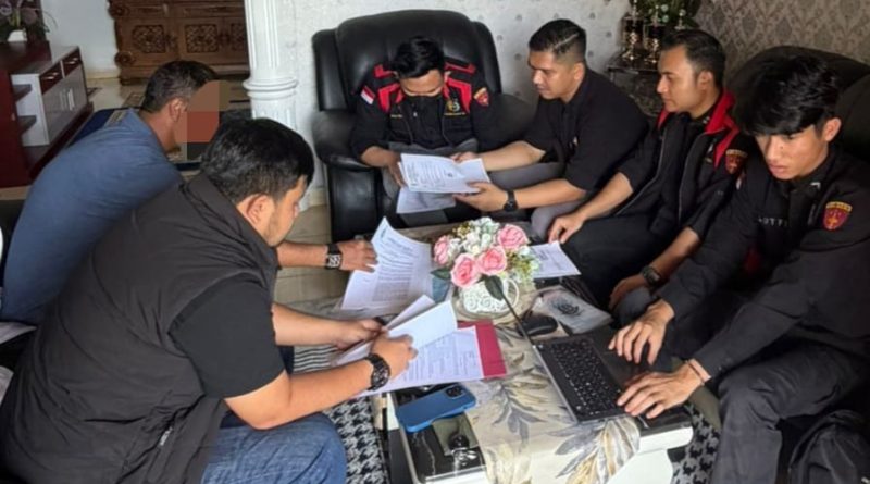 Tim Penyidik Tindak Pidana Khusus Kejaksaan Negeri (Kejari) Siak melakukan penggeledahan di dua lokasi berbeda, yaitu Kantor UKPBJ Kabupaten Siak dan rumah pribadi milik saudara J E pada Selasa (3/3/2026). (Foto: Kasintel Kejari Siak)