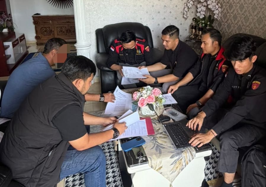 Tim Penyidik Tindak Pidana Khusus Kejaksaan Negeri (Kejari) Siak melakukan penggeledahan di dua lokasi berbeda, yaitu Kantor UKPBJ Kabupaten Siak dan rumah pribadi milik saudara J E pada Selasa (3/3/2026). (Foto: Kasintel Kejari Siak)