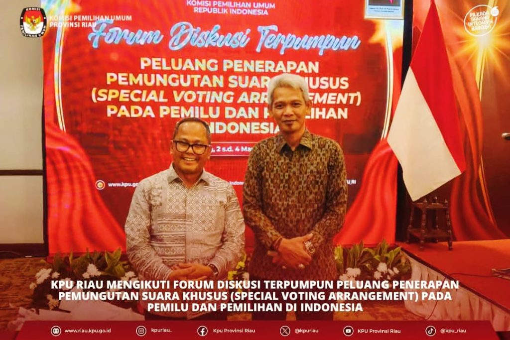 Ketua KPU Riau Rusidi Rusdan, bersama Anggota KPU Riau Nahrawi, menghadiri Forum Diskusi Terpumpun di Kabupaten Tangerang, Rabu (4/3/2026). Pertemuan ini membahas peluang penerapan Special Voting Arrangement atau Pemungutan Suara Khusus di Indonesia. (Foto: KPU Riau)