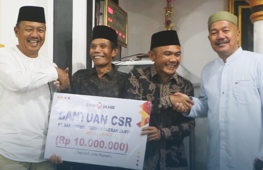Bupati Kerinci, Monadi, S.Sos., M.Si., bersama Wakil Bupati, H. Murison, S.Pd., S.Sos., M.Si., melaksanakan kegiatan Safari Ramadhan 1447 H di Desa Pematang Lingkung. Kegiatan religi ini dipusatkan di Masjid Nurul Ikhlas, Kecamatan Batang Merangin, Selasa (3/3/2026). (Foto: Kominfo Kerinci)