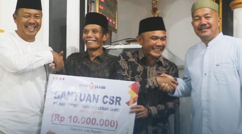 Bupati Kerinci, Monadi, S.Sos., M.Si., bersama Wakil Bupati, H. Murison, S.Pd., S.Sos., M.Si., melaksanakan kegiatan Safari Ramadhan 1447 H di Desa Pematang Lingkung. Kegiatan religi ini dipusatkan di Masjid Nurul Ikhlas, Kecamatan Batang Merangin, Selasa (3/3/2026). (Foto: Kominfo Kerinci)