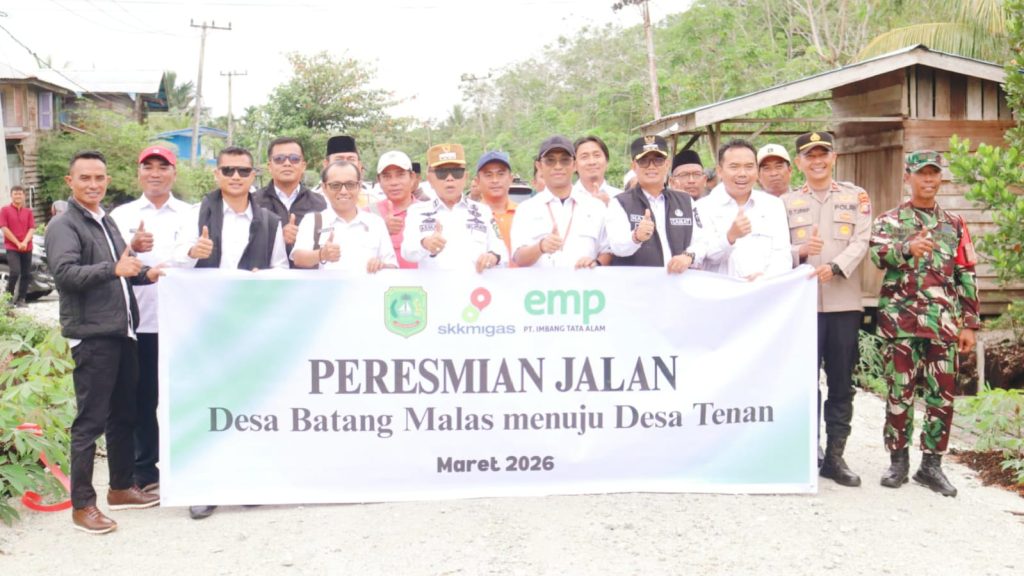 Bupati Kepulauan Meranti, Asmar, meresmikan jalan hasil kolaborasi antara Pemerintah Kabupaten dengan PT Imbang Tata Alam (PT ITA) pada Rabu (4/3/2026). (Foto: Humas Bupati Kepulauan Meranti)