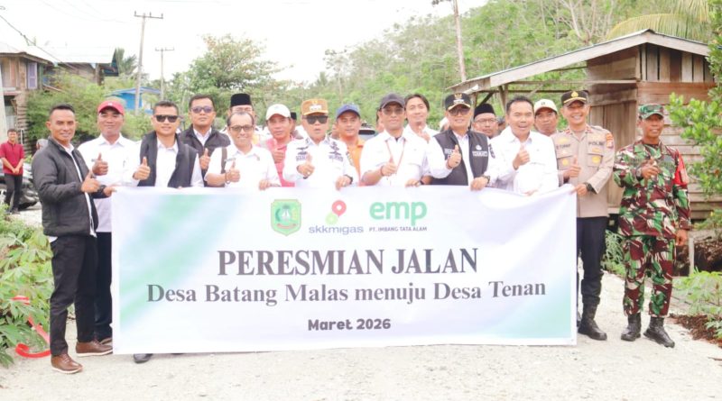 Bupati Kepulauan Meranti, Asmar, meresmikan jalan hasil kolaborasi antara Pemerintah Kabupaten dengan PT Imbang Tata Alam (PT ITA) pada Rabu (4/3/2026). (Foto: Humas Bupati Kepulauan Meranti)