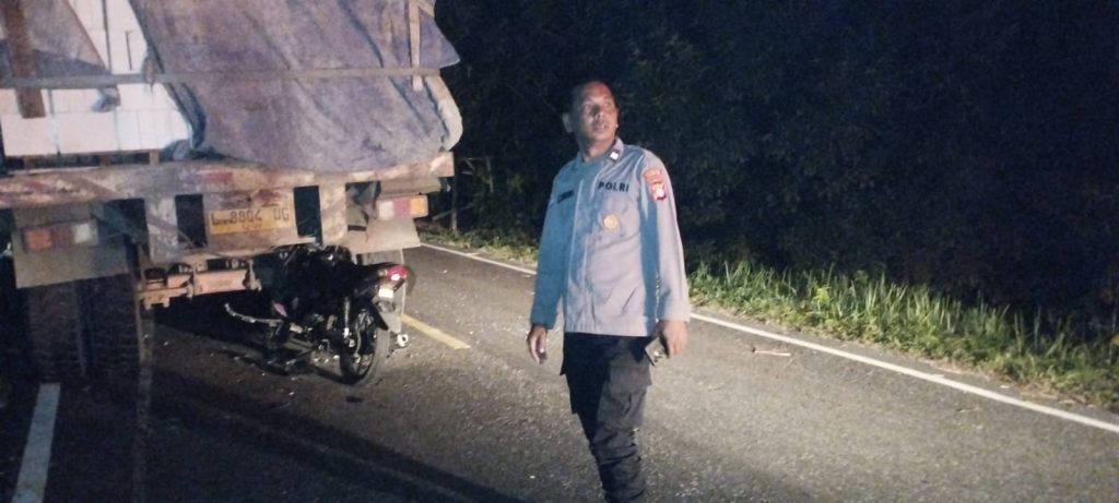 Personel Polsek Sabangau saat mengamankan lokasi kecelakaan antara sepeda motor dan truk tronton di Jalan Mahir Mahar Km 19, Palangka Raya (4/3/2026). Polisi mengimbau pengendara untuk selalu waspada dan mengontrol kecepatan kendaraan guna menghindari kecelakaan di titik rawan. (Foto: IST)