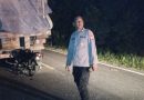 Personel Polsek Sabangau saat mengamankan lokasi kecelakaan antara sepeda motor dan truk tronton di Jalan Mahir Mahar Km 19, Palangka Raya (4/3/2026). Polisi mengimbau pengendara untuk selalu waspada dan mengontrol kecepatan kendaraan guna menghindari kecelakaan di titik rawan. (Foto: IST)