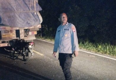 Personel Polsek Sabangau saat mengamankan lokasi kecelakaan antara sepeda motor dan truk tronton di Jalan Mahir Mahar Km 19, Palangka Raya (4/3/2026). Polisi mengimbau pengendara untuk selalu waspada dan mengontrol kecepatan kendaraan guna menghindari kecelakaan di titik rawan. (Foto: IST)