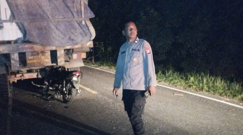 Personel Polsek Sabangau saat mengamankan lokasi kecelakaan antara sepeda motor dan truk tronton di Jalan Mahir Mahar Km 19, Palangka Raya (4/3/2026). Polisi mengimbau pengendara untuk selalu waspada dan mengontrol kecepatan kendaraan guna menghindari kecelakaan di titik rawan. (Foto: IST)