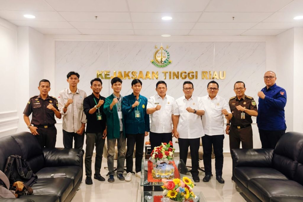 Koordinator Pusat BEM Se-Riau Teguh Wardana saat foto bersama dengan Kejaksaan Tinggi Riau saat memberikan pernyataan sikap terkait kasus pembunuhan gajah di TNTN (4/3/2026). (Foto: Ketua BEM se-Riau)